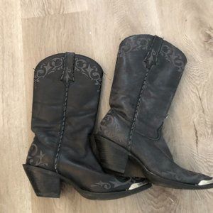 Black embroider boots with toe clips